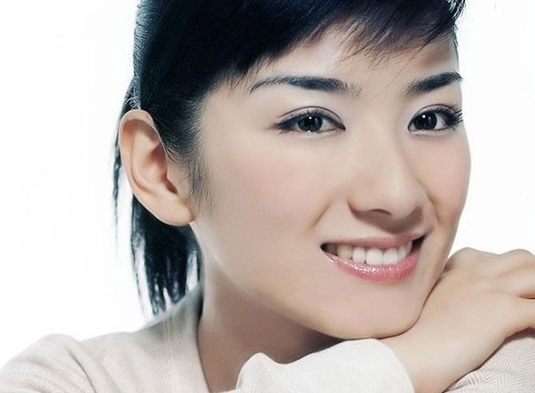 黄奕甜美笑容商务写真[7]