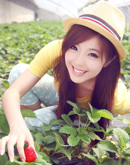赵奕欢草莓园活力写真让你感受清纯的气息[3]