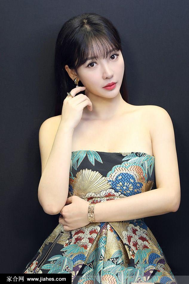 柳岩复古抹胸裙裙大秀古典美[2]