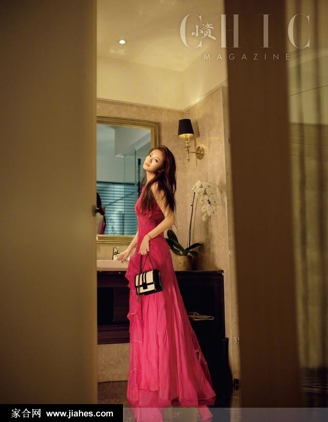 安以轩婚后拍文艺写真大片性感撩人[5]