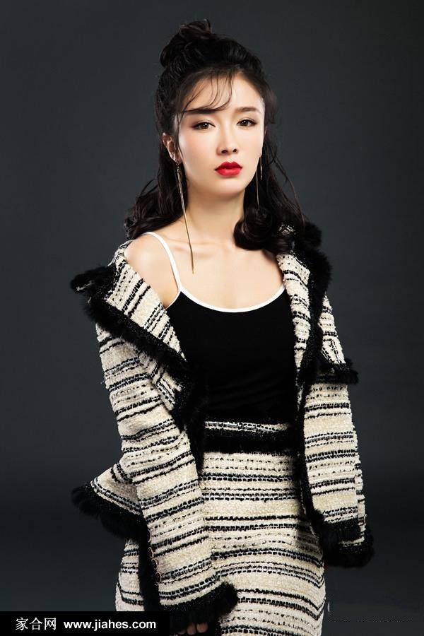 美女李艾瑾着名媛套装冷艳性感[3]