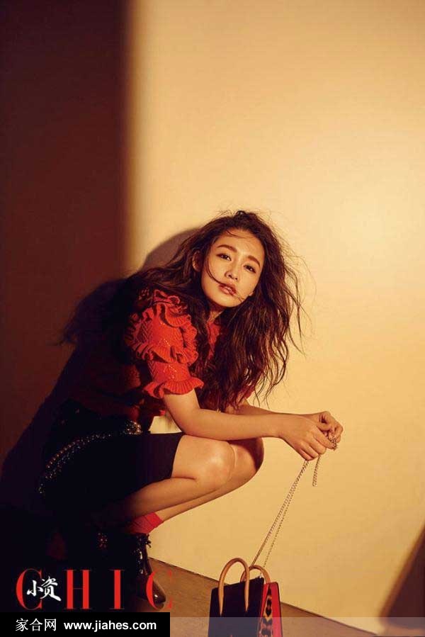 李沁登杂志开年刊封面 展浪漫少女暖意[2]