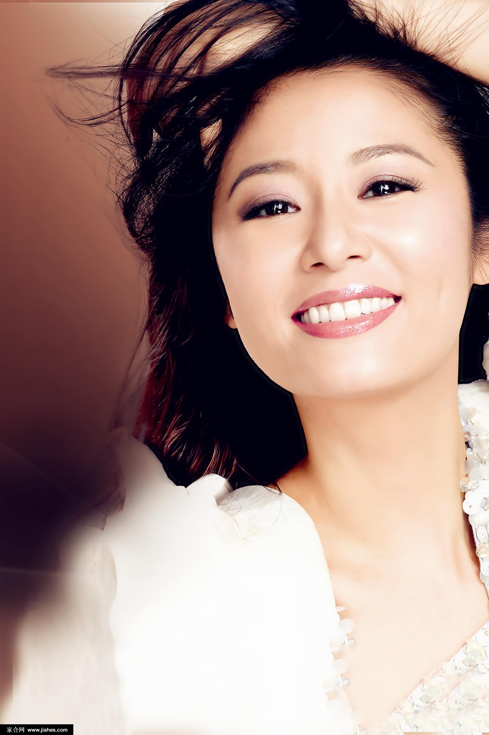 女星林心如演绎婚后小女人知性优雅写真集[7]
