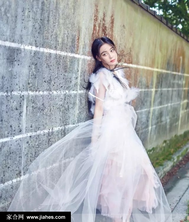 张馨予白纱裙唯美写真充满灵气[2]