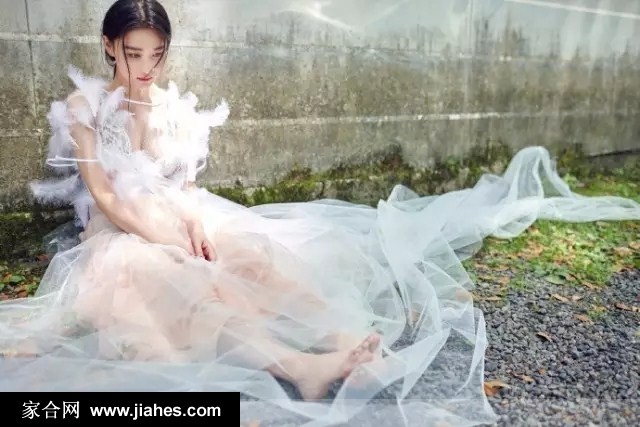 张馨予白纱裙唯美写真充满灵气[7]