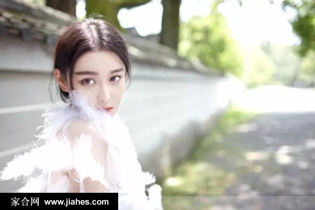 张馨予白纱裙唯美写真充满灵气[5]