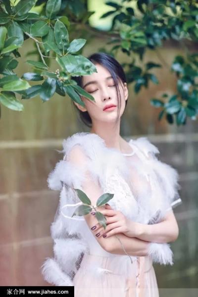 张馨予白纱裙唯美写真充满灵气