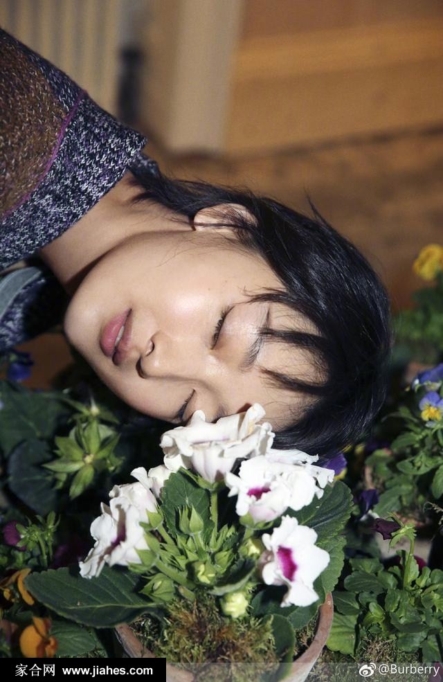 周冬雨茧型大衣最美LOOK时尚写真[4]