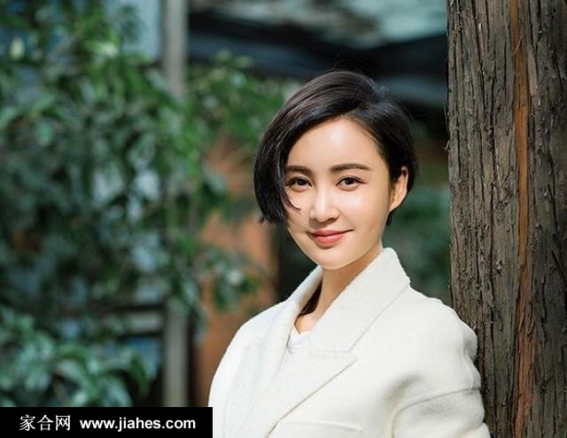 张歆艺短发演绎冬日休闲穿搭街拍图片[4]