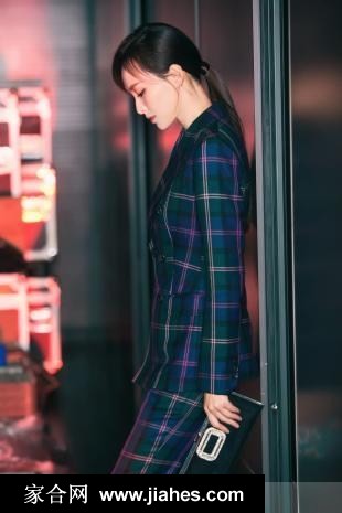 唐嫣帅气格子西装攻气十足写真[3]