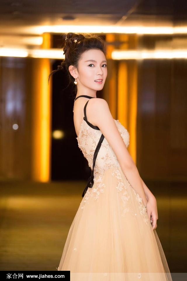 陈瑶米色礼服裙闪耀动人图片[4]