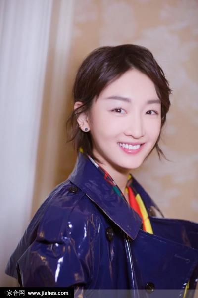 鬼马精灵周冬雨出席Burberry活动美照