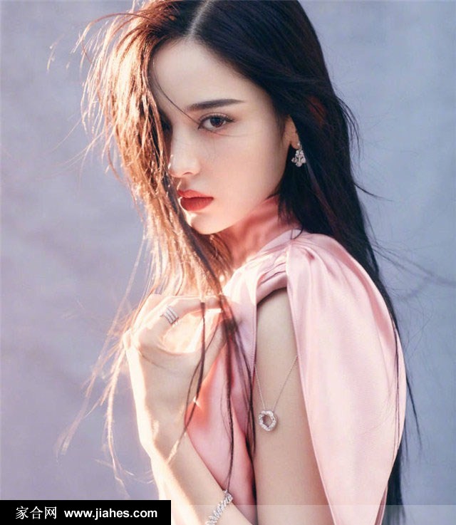 漂亮天鹅颈美女明星古力娜扎冷艳魅惑写真大片[2]