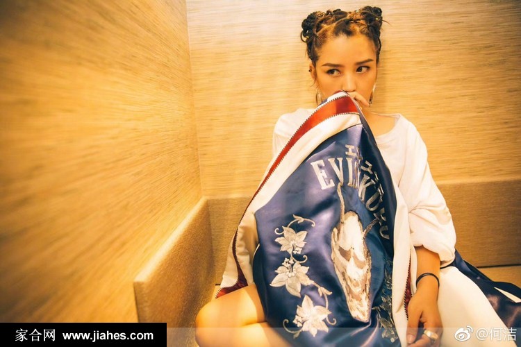 辣妈何洁哪吒头俏皮活力不失少女感[2]