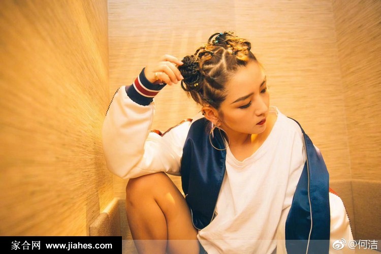 辣妈何洁哪吒头俏皮活力不失少女感[9]