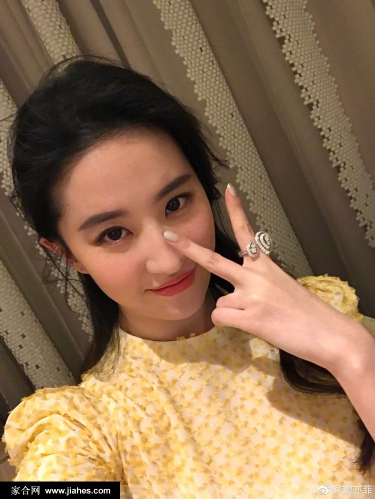 刘亦菲鹅黄色礼服明艳动人美拍[7]