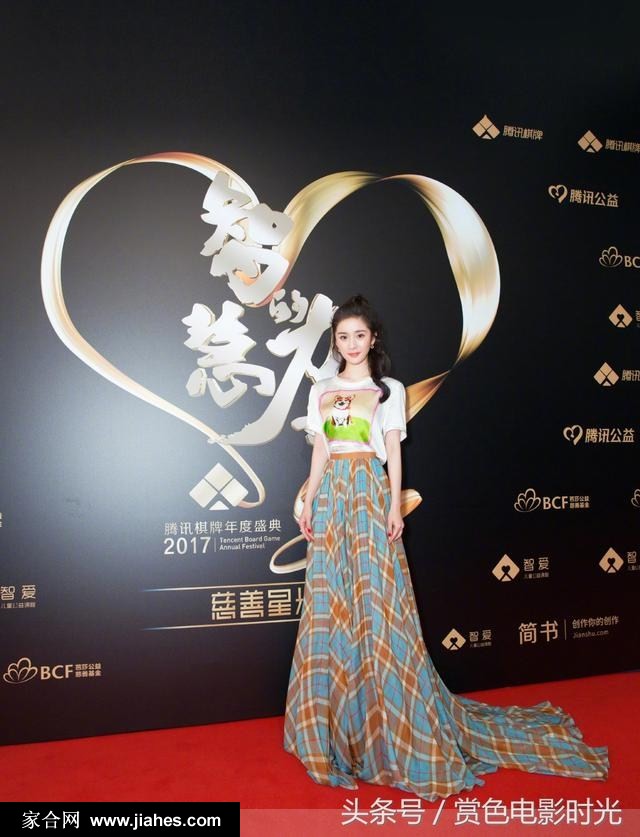 杨幂身穿蓝黄格子裙化身“少女幂”图片[7]