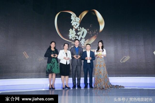杨幂身穿蓝黄格子裙化身“少女幂”图片[12]