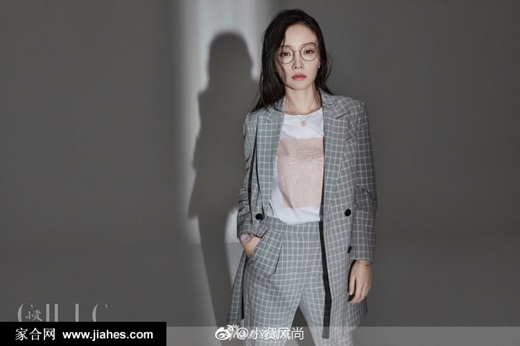 李小璐出轨风波后首个杂志大片曝光风格百变[2]