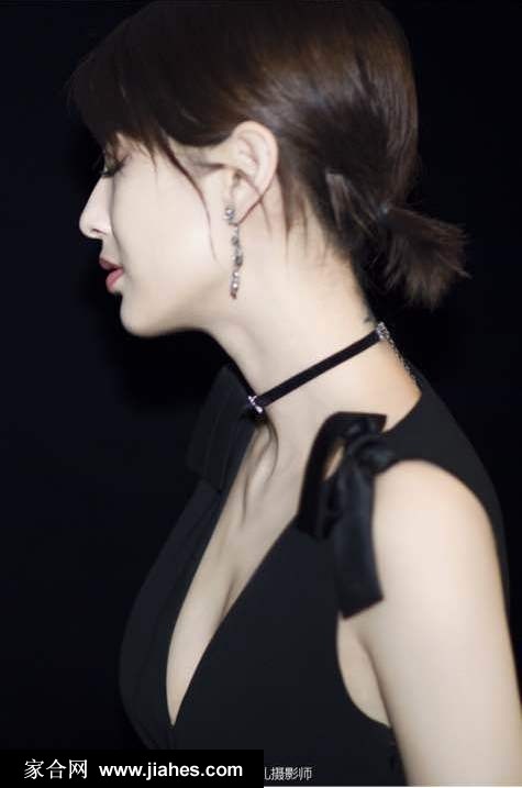 黄圣依精致美侧颜彰显柔媚时尚写真[4]