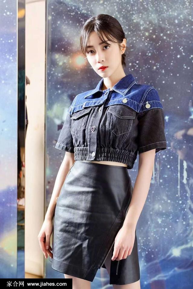清爽利落造型李溪芮黑色皮裙露出美丽大长腿美拍图片[3]