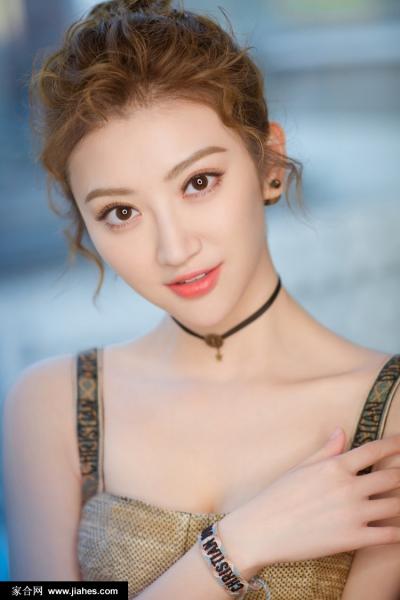 当红小花景甜白嫩肌肤活动代言银色礼服图片