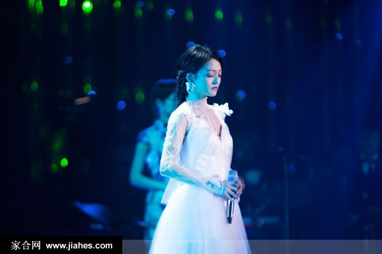 张韶涵一袭纯白长裙少女感十足小小身体蕴含大大能量[3]