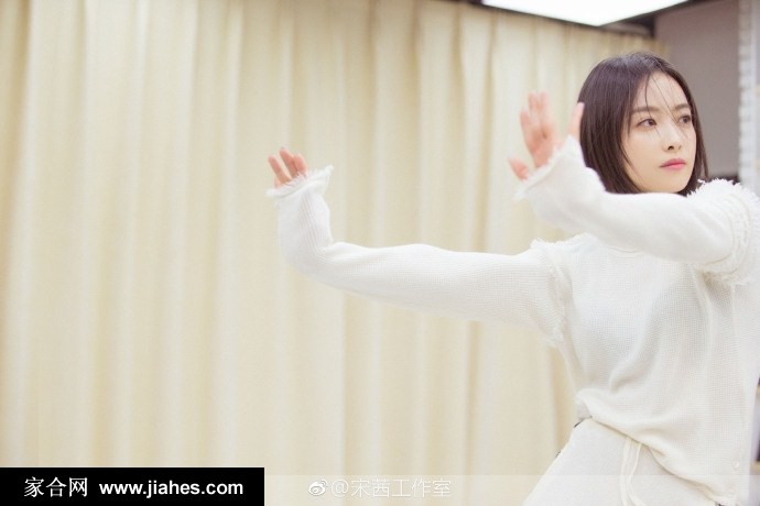 宋茜调皮可爱练舞照完美大长腿展露无遗[2]