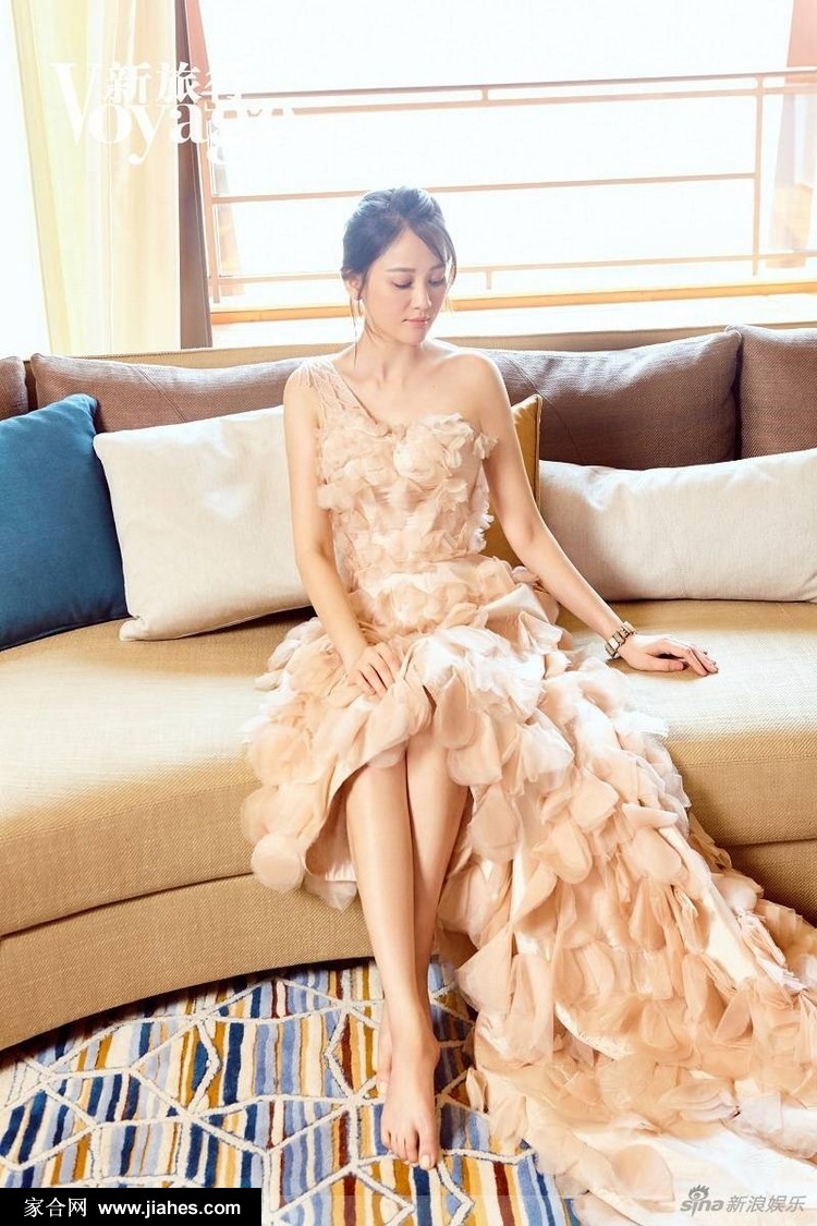 陈乔恩最新时尚画报唯美写真化身纯净少女[2]