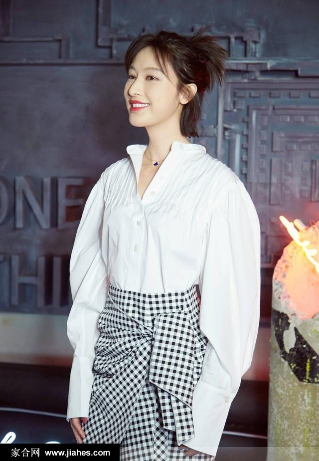 张俪莎环球新锐大赏现场又酷又甜少女感十足造型图片[2]