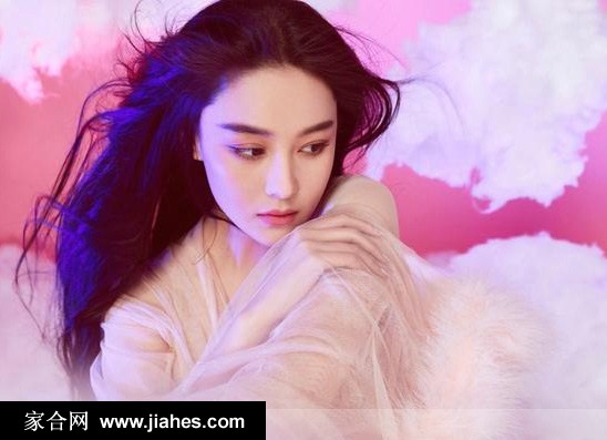 张馨予性感薄纱裙写真眼神犀利不失妩媚[5]