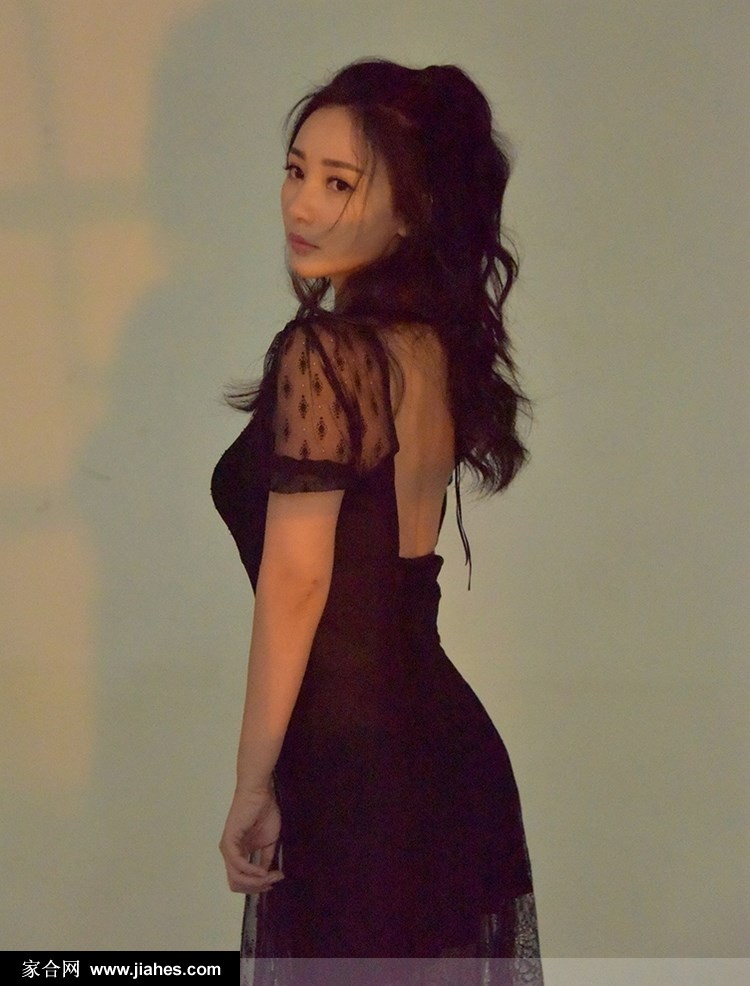 柳岩深V蕾丝透视裙美背香肩白嫩玉腿性感写真图片[9]