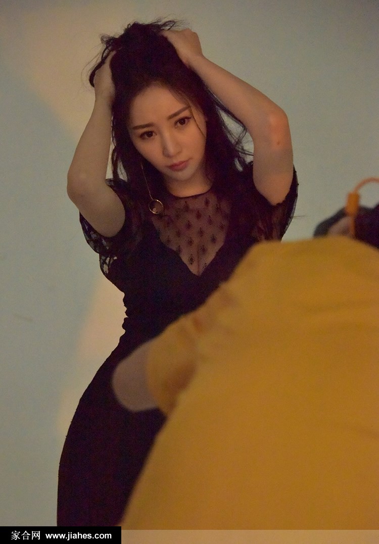 柳岩深V蕾丝透视裙美背香肩白嫩玉腿性感写真图片[8]