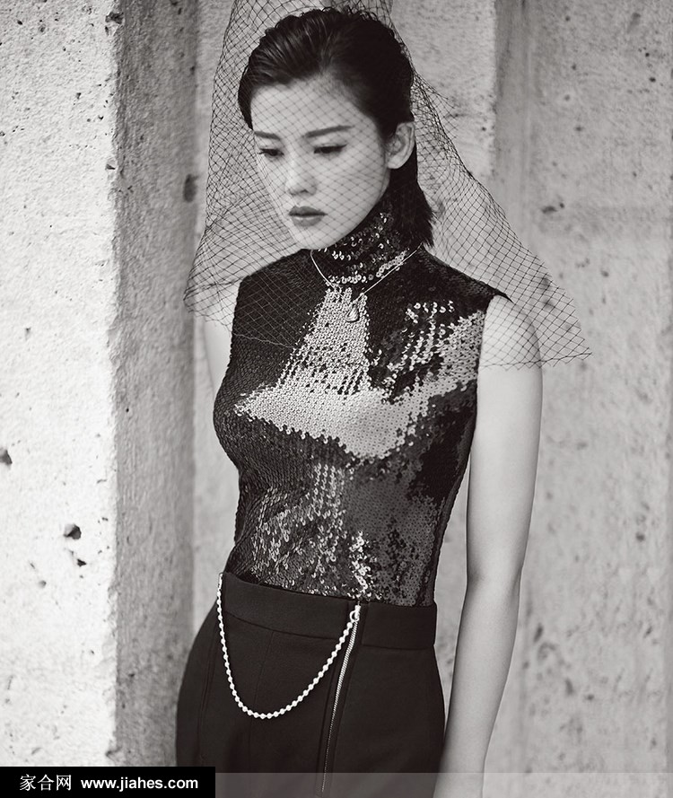 杨子姗烈焰红唇精致盘发白纱裙黑白时尚写真图片[3]