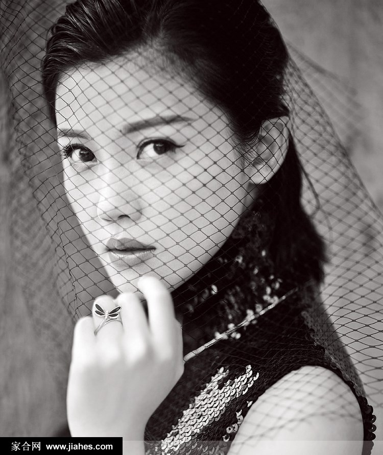 杨子姗烈焰红唇精致盘发白纱裙黑白时尚写真图片[10]