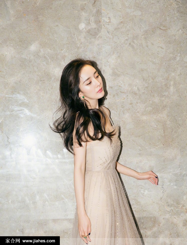 杨幂素装淡裹性感卷发精致妆容婉约气质写真图片[3]