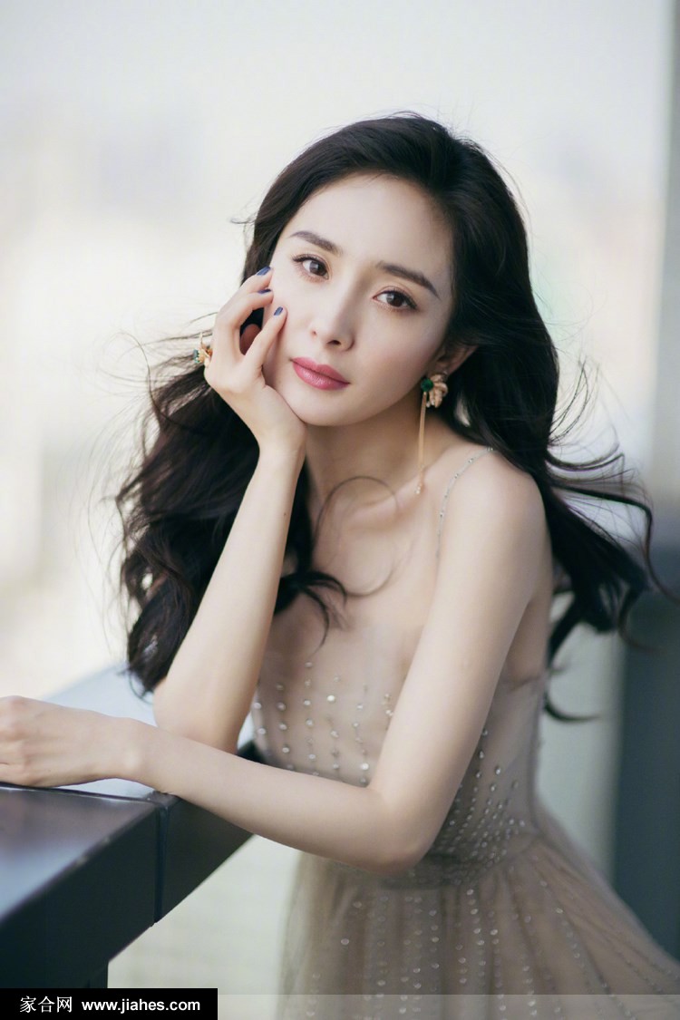 杨幂素装淡裹性感卷发精致妆容婉约气质写真图片[8]