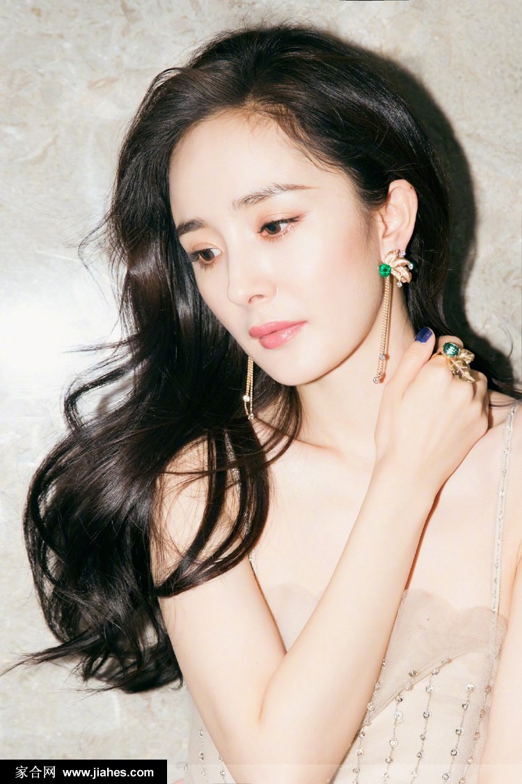 杨幂素装淡裹性感卷发精致妆容婉约气质写真图片[6]