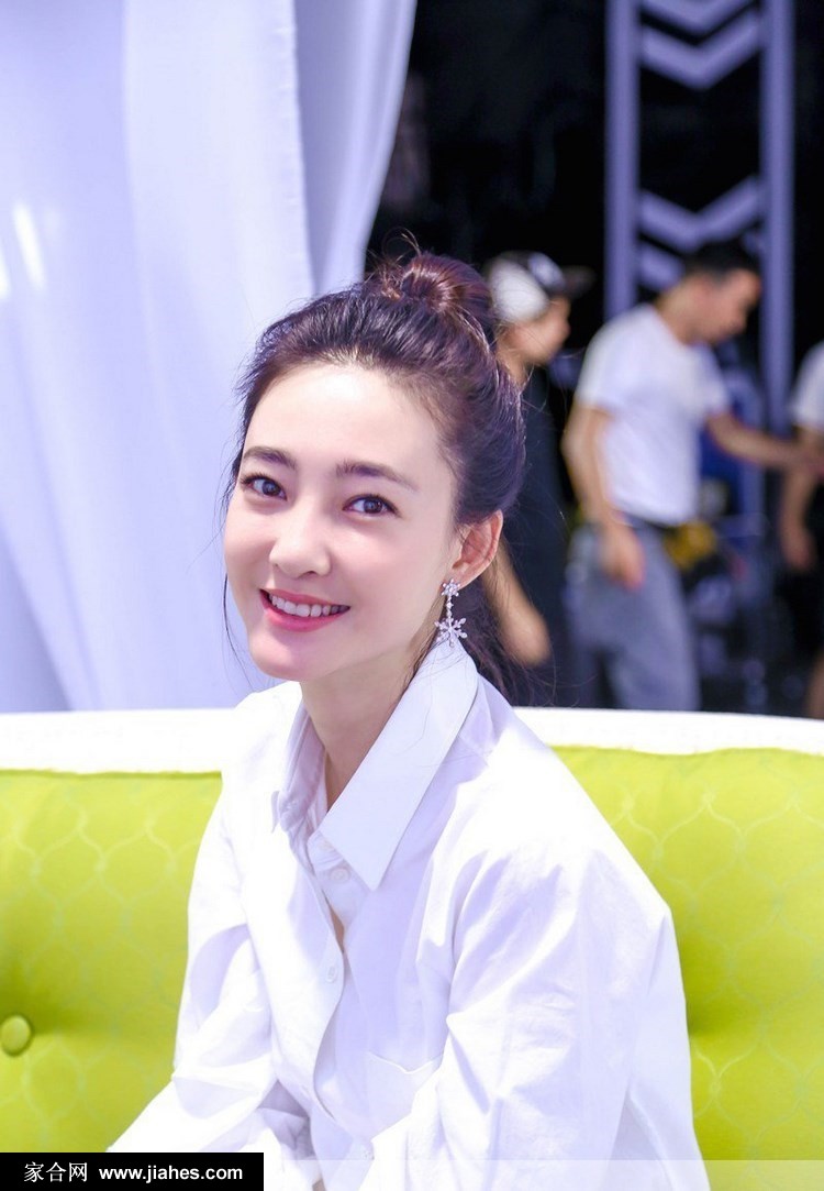 王丽坤现场自拍秒变俏皮可爱萌妹写真图片[3]