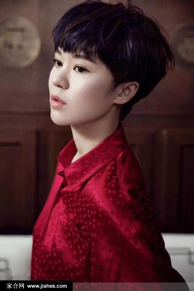 短发美女郁可唯时尚帅气连帽服饰搭配写真图片[6]