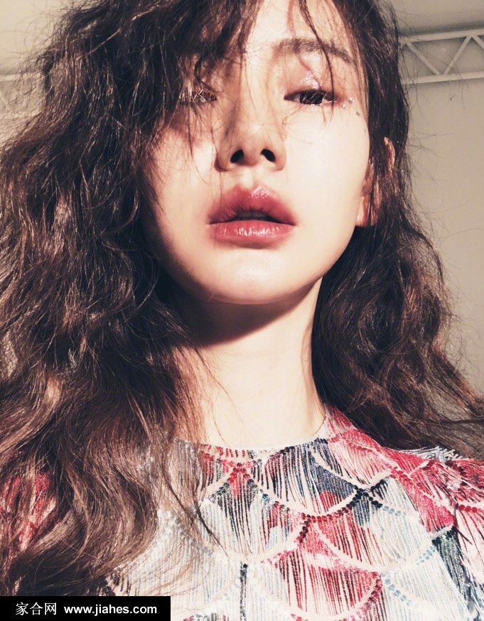 戚薇化身魅惑人鱼公主吻唇妆海藻头慵懒写真图片[3]