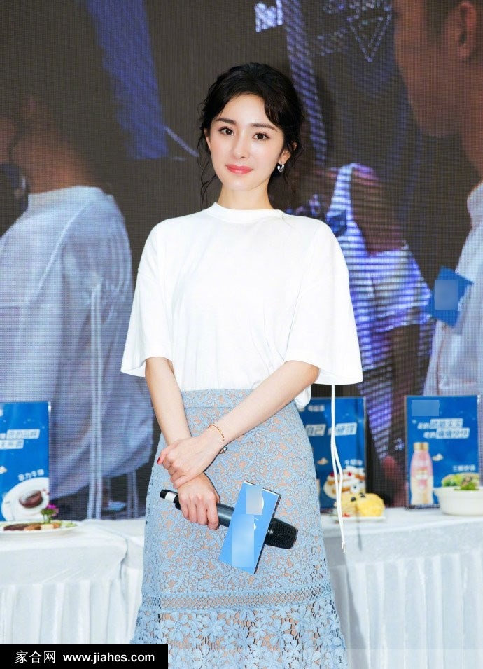 杨幂白T透视蓝裙甜笑少女感十足写真图片[3]