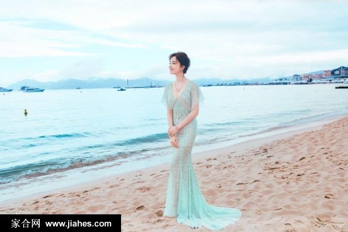 古力娜扎深V水绿色礼服大秀事业线写真图片[3]