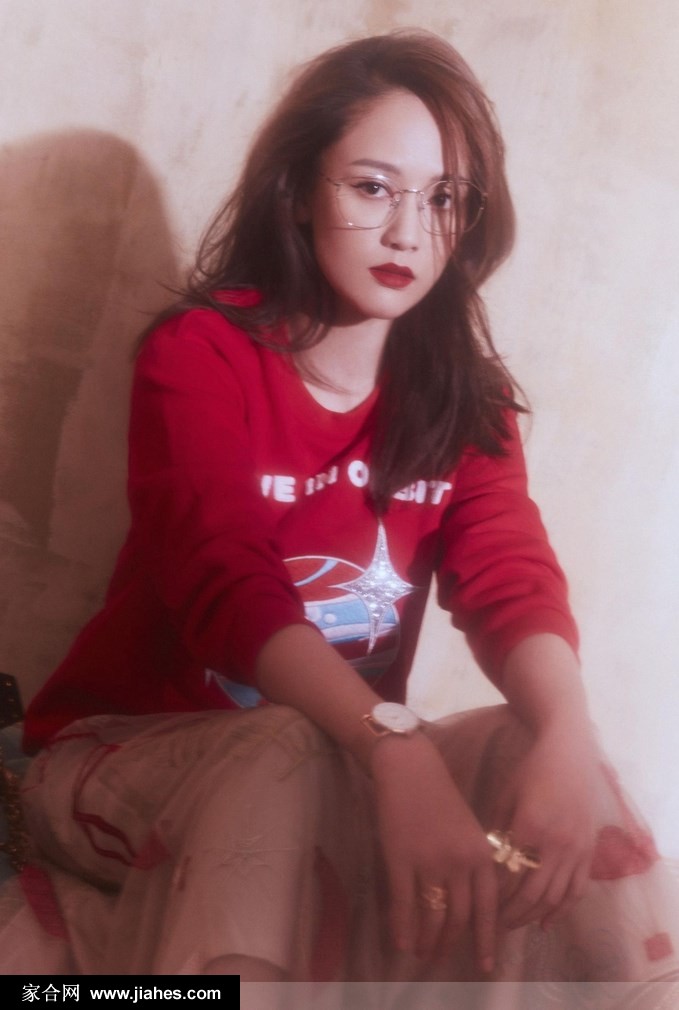 陈乔恩黑纱裙大秀美腿性感红唇梦幻光影写真图片[7]