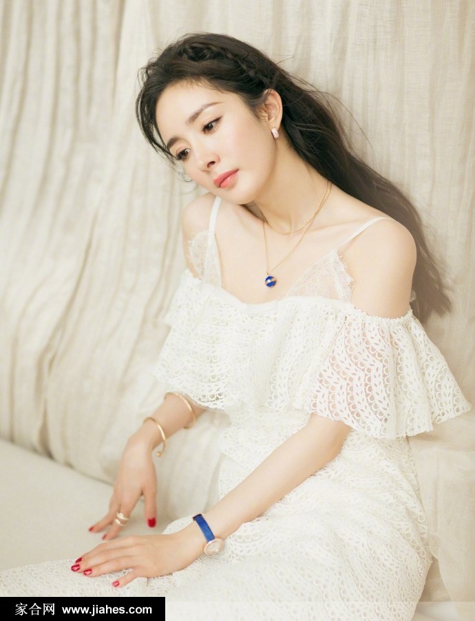 杨幂白色吊带裙大秀锁骨展现熟女魅力写真图片[3]