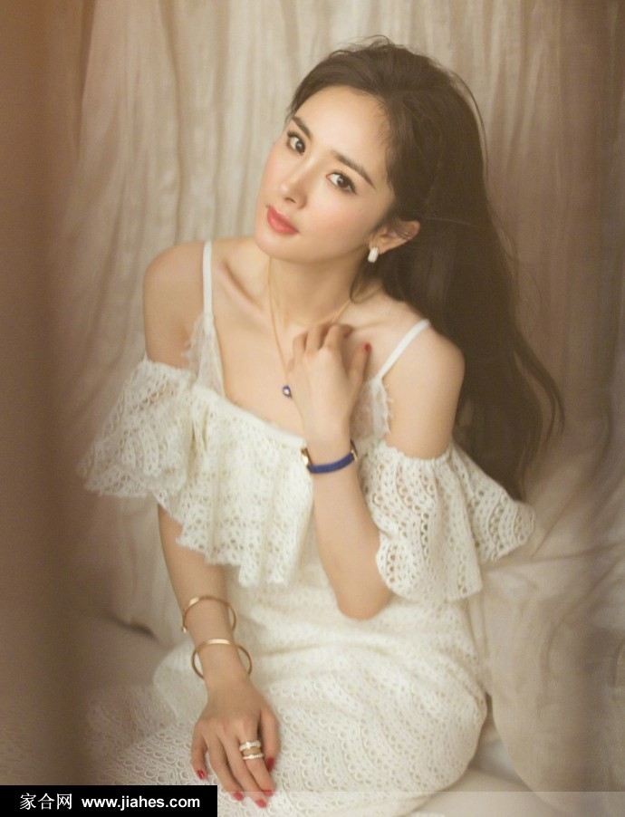 杨幂白色吊带裙大秀锁骨展现熟女魅力写真图片[4]