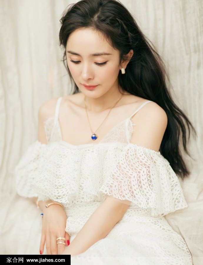 杨幂白色吊带裙大秀锁骨展现熟女魅力写真图片[7]