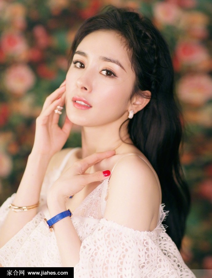 杨幂白色吊带裙大秀锁骨展现熟女魅力写真图片[5]