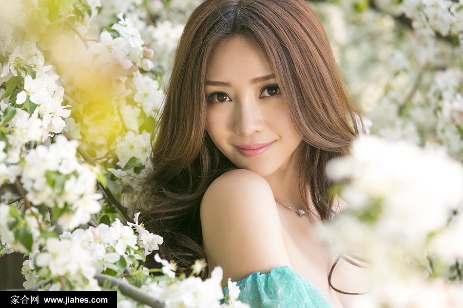 性感女神柳岩长发飘逸深v碎花裙花海写真图片[9]