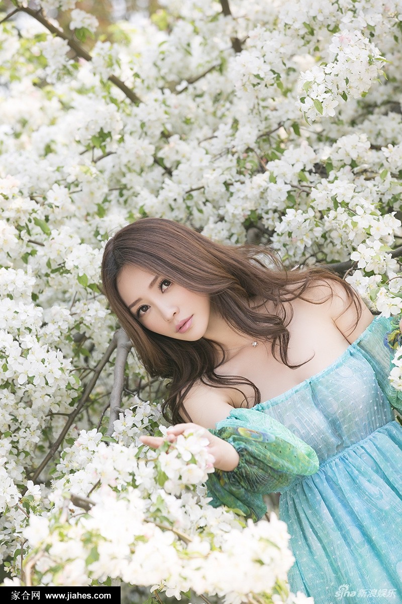 性感女神柳岩长发飘逸深v碎花裙花海写真图片[10]